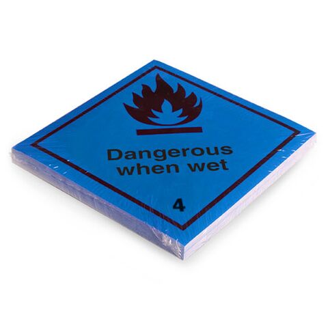 Etikett der Klasse 4, Unterklasse 4.3, für Stoffe, die in Berührung mit Wasser entzündbare Gase entwickeln mit Text "Dangerous when wet". Haltbarkeit 2 Jahre im Innen- & Außenbereich. Kann mindestens 3 Monate im Seewasser verbleiben, IMDG-Code 5.2.2.2.1.7