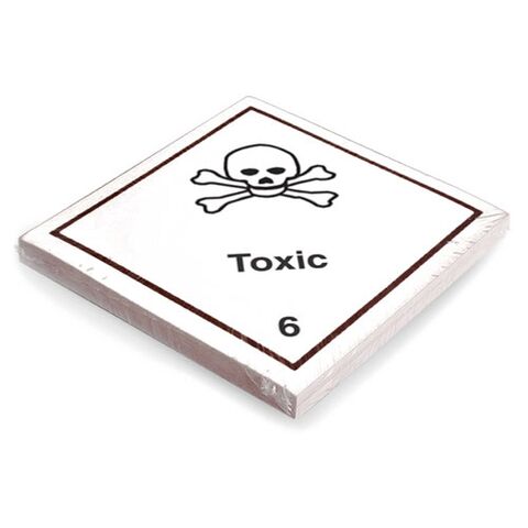 Etikett der Klasse 6, Unterklasse 6.1, für giftige Stoffe mit Text "Toxic". Permanentkleber mit einer Haltbarkeit von 2 Jahren im Innen- und Außenbereich. Kann mindestens 3 Monate im Seewasser verbleiben, IMDG-Code 5.2.2.2.1.7.